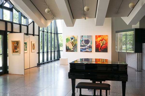 Ansicht Ausstellung DIALOG in FARBE und FORM 2024 im Ausstellungszentrum Pyramide, Ausstellungsbeteiligung Ria Siegert